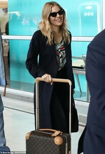 10561752-6769661-Stylish_The_actress_pulled_off_effortless_glamour_in_a_colourful-m-227_1551718091848.jpg