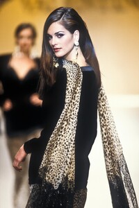 1064220189_Valentino1992WomenRTW118.thumb.jpg.28f986a6511e779eb1216786134b9108.jpg