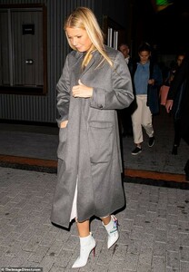10789800-6791063-Gwyneth_steps_out_Gwyneth_Paltrow_stays_warm_in_a_trench_coat_af-m-28_1552182003198.jpg