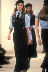 1091274973_RalphLauren1994WomenRTW48.thumb.jpg.861ff06cc471b72dd5462e8beb61072f.jpg