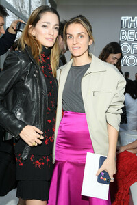 Sofia+Sanchez+de+Betak+Valentino+Front+Row+zNhDV8D3odDx.jpg