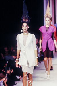 1098140345_KarlLagerfeld1994WomenRTW45.thumb.jpg.3c3091cd7c3046a768c6298ccf2d3392.jpg