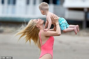 11286782-6836075-So_sweet_Heidi_cuddled_and_kissed_her_son_on_the_beach-a-5_1553199976894.jpg