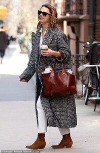 11368776-6842929-Birthday_girl_Keri_Russell_couldn_t_help_but_smile_when_she_left-m-135_1553377387285.jpg