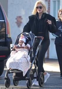 11369634-0-Moving_on_Khloe_Kardashian_and_daughter_True_cruising_through_th-m-20_1553373890631.jpg