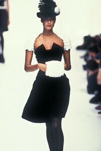 1140277914_Chanel1994HauteCouture141.thumb.jpg.67e3b2e84499f0358aa1dd90c4840575.jpg