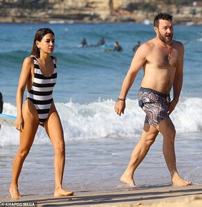 11408998-6845899-It_s_going_swimmingly_Joel_Edgerton_and_his_girlfriend_Christine-a-64_1553482450454.jpg