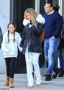11499006-6852989-Memorial_day_is_around_the_corner_She_added_a_pair_of_white_pant-a-28_1553643969890.jpg