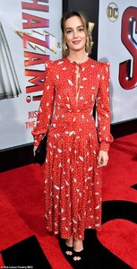 11600978-6863379-Meester_s_dress_had_long_sleeves_with_cuffs_and_fell_to_mid_calf-m-19_1553831871197.jpg