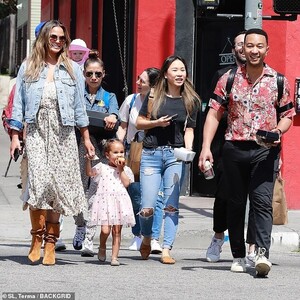 11640568-6866667-Crossing_the_street_Teigen_was_seen_wearing_a_white_floral_print-m-7_1553908710110.thumb.jpg.16475345ee708b5d8596b6ac2f59db75.jpg