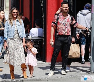 11640570-6866667-Family_lunch_Chrissy_Teigen_enjoys_lunch_out_with_her_husband_Jo-m-6_1553908678120.thumb.jpg.dba671b7eed373ef55a2436f37af3b6d.jpg