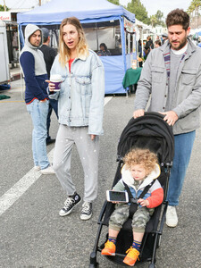 Whitney+Port+shopping+Farmer+Market+Studio+r2J-B6Hi5WQx.jpg