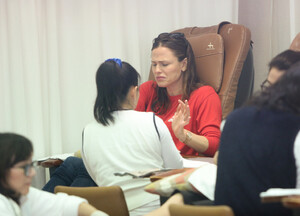 Jennifer+Garner+gets+mani+pedi+lwYT1eFLcedx.jpg