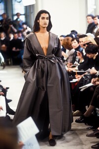 1198931968_Prada1990WomenRTW4.thumb.jpg.6ac1b15fcc55937d2c1794c983959993.jpg