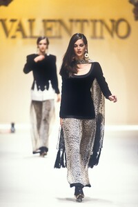 1262559556_Valentino1992WomenRTW36.thumb.jpg.0991037c8598beaeba75005d4cbe550d.jpg