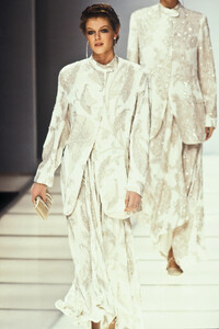 1355747539_GiorgioArmani1994WomenRTW170.thumb.jpg.c62221615aa3f6c61dec4d40ee784d70.jpg