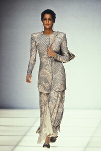 1393692514_GiorgioArmani1994WomenRTW73.thumb.jpg.77981f25f5af920db05c4d633d0250f1.jpg