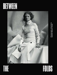1409071754_00_THEHIVE_MODELS_UNIAPAKHOMOVA_EDITORIAL_UNIAPAKHOMOVADAZEDBYJULIAHETTAANDHANNESHETTA.thumb.jpg.f5feab82e5e4ab763bfc95eac5662d91.jpg