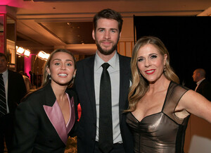 Miley+Cyrus+Women+Cancer+Research+Fund+Unforgettable+iwb_1UdS_EHx.jpg