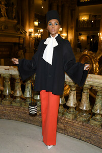 Janelle+Monae+Stella+McCartney+Front+Row+Paris+bcapuHrxNQXx.jpg