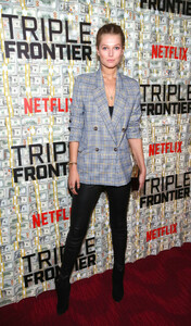 Toni+Garrn+Netflix+World+Premiere+TRIPLE+FRONTIER+jwVd5YgZnoRx.jpg