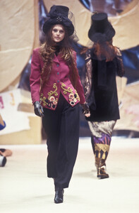1529604431_Byblos1993WomenRTW36.thumb.jpg.20aef5392ec3d909a58875a0e8ebc38b.jpg