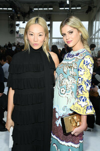 Tina+Leung+Valentino+Front+Row+Paris+Fashion+jcPRR2jfDwnx.jpg