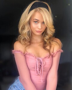 iamcarolinamarie - BrBWty1FLWC.jpg
