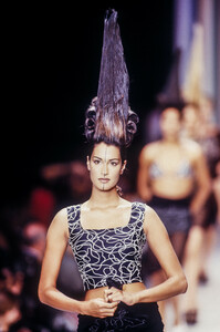 1645353549_KarlLagerfeld1994WomenRTW41.thumb.jpg.905a196aeb672e7deebd0d1466a4333d.jpg