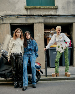 1658246400_01_THEHIVE_MODELS_EZ_EDITORIAL_EZVOGUEKOREABYCHRISTOPHECOENONANDHYUNJINAM.thumb.jpg.d48f2912dbc2db0252562cabe649fbd6.jpg