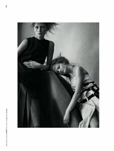 1663162505_03_THEHIVE_MODELS_UNIAPAKHOMOVA_EDITORIAL_UNIAPAKHOMOVADAZEDBYJULIAHETTAANDHANNESHETTA.thumb.jpg.7bdb47a07a21e870319060c06c2ac892.jpg