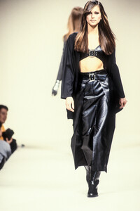 1738603545_PacoRabanne1993WomenRTW20.thumb.jpg.447e944533eada5592ff5efaf9457a32.jpg