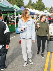 Whitney+Port+shopping+Farmer+Market+Studio+vgdyj5P3Nzhx.jpg