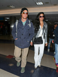 Camila+Alves+Matthew+McConaughey+LAX+JKJxgBRIQF8x.jpg