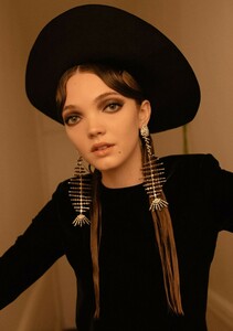 1916974480_05_THEHIVE_MODELS_ELLIASOPHIA_BOOK.thumb.jpg.6f0c407124b45dcac32ed5b919654014.jpg