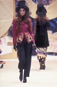 1961437869_Byblos1993WomenRTW37.thumb.jpg.1bdb7393df79add2f004a539b4f76d8f.jpg