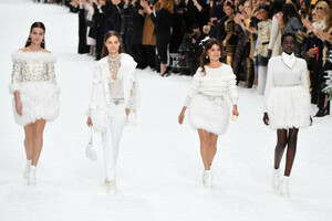 Chanel+Runway+Paris+Fashion+Week+Womenswear+MPjGma0z_yZx.jpg