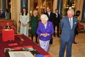 Queen+Elizabeth+II+Marks+Fiftieth+Anniversary+QNaE3Mz0qghx.jpg