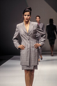 1984288582_SalvatoreFerragamo1995WomenRTW30.thumb.jpg.9e1e0ed4a018e03cb0b132b0217f4001.jpg