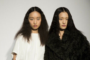2064696576_phillip-lim-bks-m-rf19-2957(1).thumb.jpg.92e322e42211c593720591e7344119c6.jpg