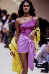2085272369_Genny1990WomenRTW3.thumb.jpg.545548967e3bc8265ff3ae50fb0c4c28.jpg