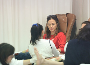 Jennifer+Garner+gets+mani+pedi+NKnztERawMox.jpg