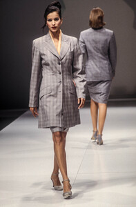 289070310_SalvatoreFerragamo1995WomenRTW29.thumb.jpg.50b7c5782dabfcef9c4928252000a3cd.jpg