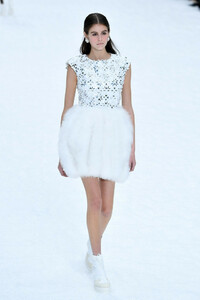 Chanel+Runway+Paris+Fashion+Week+Womenswear+BaNX10h1OAQx.jpg
