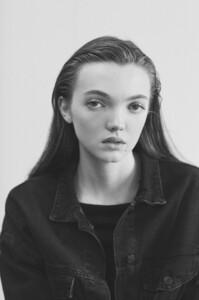 33882696_01_THEHIVE_MODELS_ELLIASOPHIA_BOOK.thumb.jpg.a8aa6343ffa372b478175172c5e8d005.jpg