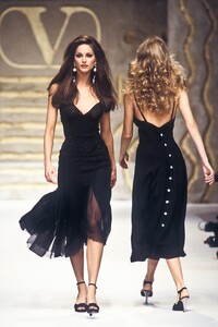 355706339_Valentino1993WomenRTW101.thumb.jpg.de915e622c3a88d9a54a3e346cc5208a.jpg