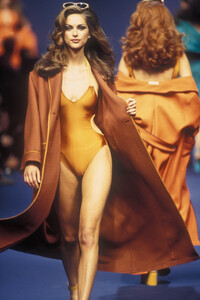 378626631_ChantalThomass1993WomenRTW8.thumb.jpg.6099f38e885b82106180995a1ec20596.jpg