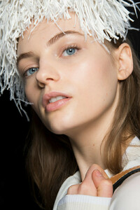 Loewe+Fall+2019+Backstage+BYhbnFdocPCx.jpg