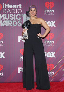 Alicia+Keys+2019+iHeartRadio+Music+Awards+_RzYpmNZUhSx.jpg