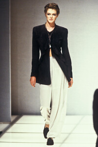 489042292_GiorgioArmani1994WomenRTW118.thumb.jpg.51a3bd79fa785f232f4440248af0e703.jpg